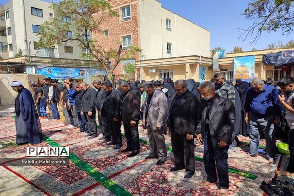 اقامه نماز جماعت با حضور مدیرکل آموزش و پرورش خراسان رضوی در مراسم اختتامیه طرح گام‌های عاشقی
