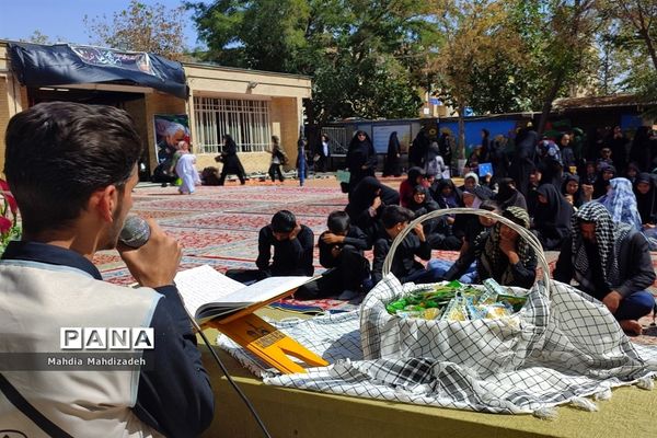 اقامه نماز جماعت با حضور مدیرکل آموزش و پرورش خراسان رضوی در مراسم اختتامیه طرح گام‌های عاشقی