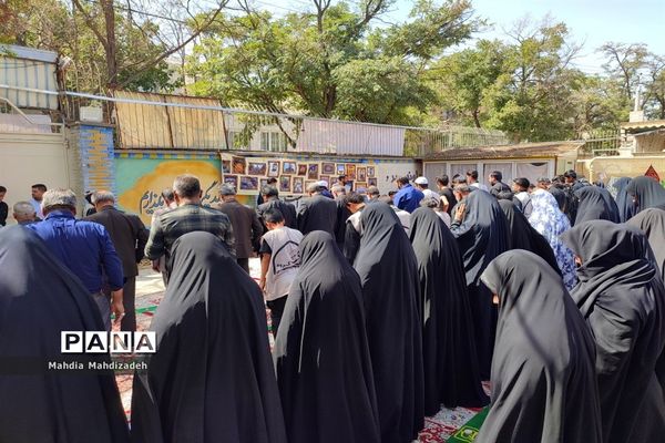 اقامه نماز جماعت با حضور مدیرکل آموزش و پرورش خراسان رضوی در مراسم اختتامیه طرح گام‌های عاشقی