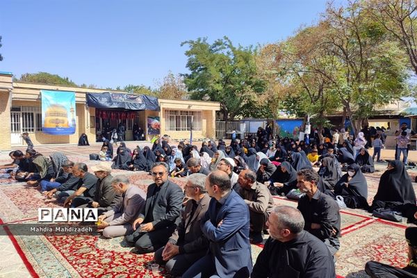 اقامه نماز جماعت با حضور مدیرکل آموزش و پرورش خراسان رضوی در مراسم اختتامیه طرح گام‌های عاشقی