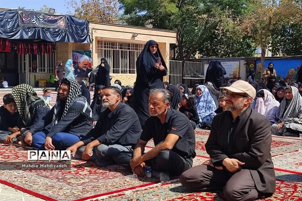 اقامه نماز جماعت با حضور مدیرکل آموزش و پرورش خراسان رضوی در مراسم اختتامیه طرح گام‌های عاشقی