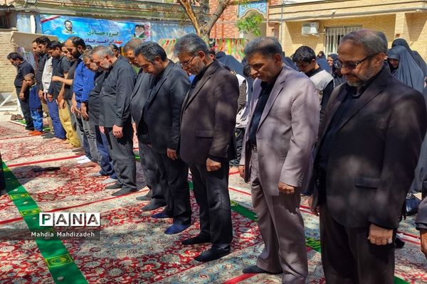 اقامه نماز جماعت با حضور مدیرکل آموزش و پرورش خراسان رضوی در مراسم اختتامیه طرح گام‌های عاشقی