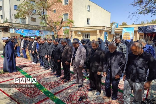 اقامه نماز جماعت با حضور مدیرکل آموزش و پرورش خراسان رضوی در مراسم اختتامیه طرح گام‌های عاشقی