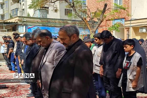 اقامه نماز جماعت با حضور مدیرکل آموزش و پرورش خراسان رضوی در مراسم اختتامیه طرح گام‌های عاشقی