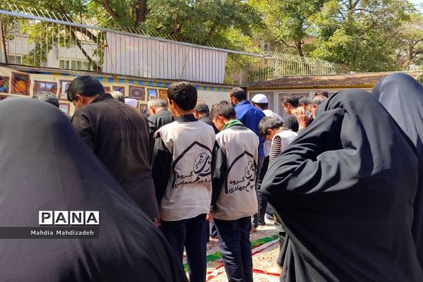 اقامه نماز جماعت با حضور مدیرکل آموزش و پرورش خراسان رضوی در مراسم اختتامیه طرح گام‌های عاشقی