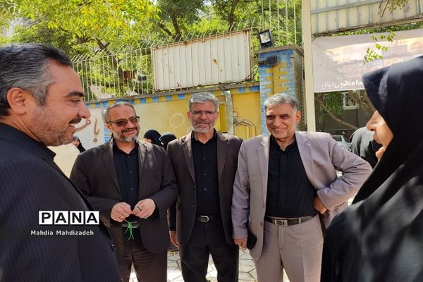اقامه نماز جماعت با حضور مدیرکل آموزش و پرورش خراسان رضوی در مراسم اختتامیه طرح گام‌های عاشقی