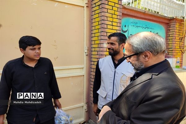 اقامه نماز جماعت با حضور مدیرکل آموزش و پرورش خراسان رضوی در مراسم اختتامیه طرح گام‌های عاشقی