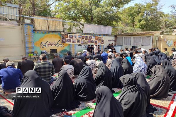 اقامه نماز جماعت با حضور مدیرکل آموزش و پرورش خراسان رضوی در مراسم اختتامیه طرح گام‌های عاشقی