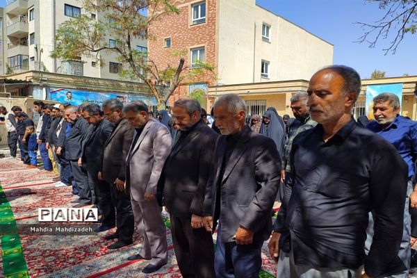 اقامه نماز جماعت با حضور مدیرکل آموزش و پرورش خراسان رضوی در مراسم اختتامیه طرح گام‌های عاشقی
