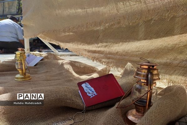 اقامه نماز جماعت با حضور مدیرکل آموزش و پرورش خراسان رضوی در مراسم اختتامیه طرح گام‌های عاشقی