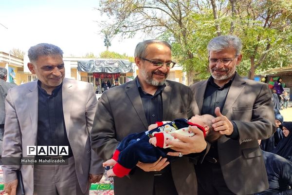 اقامه نماز جماعت با حضور مدیرکل آموزش و پرورش خراسان رضوی در مراسم اختتامیه طرح گام‌های عاشقی
