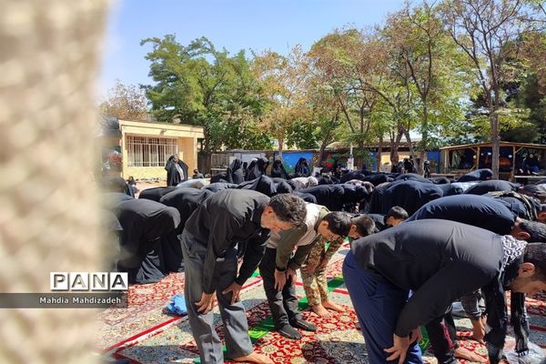 اقامه نماز جماعت با حضور مدیرکل آموزش و پرورش خراسان رضوی در مراسم اختتامیه طرح گام‌های عاشقی