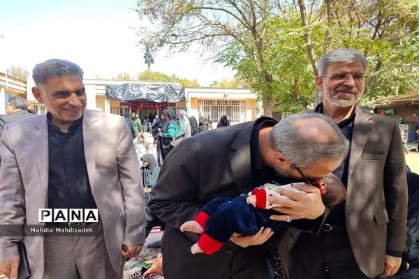 اقامه نماز جماعت با حضور مدیرکل آموزش و پرورش خراسان رضوی در مراسم اختتامیه طرح گام‌های عاشقی