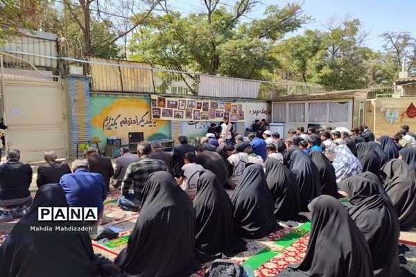 اقامه نماز جماعت با حضور مدیرکل آموزش و پرورش خراسان رضوی در مراسم اختتامیه طرح گام‌های عاشقی