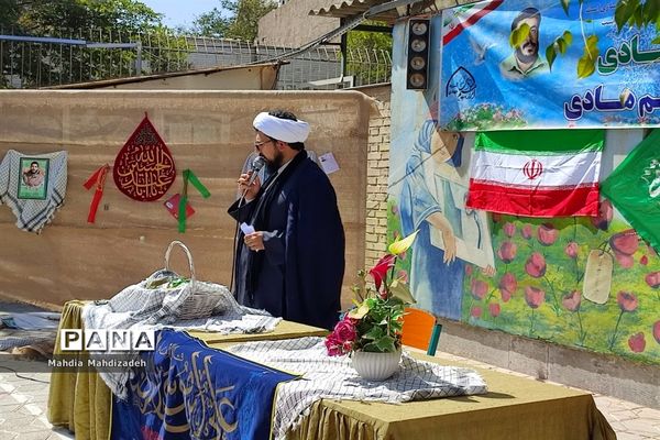 اقامه نماز جماعت با حضور مدیرکل آموزش و پرورش خراسان رضوی در مراسم اختتامیه طرح گام‌های عاشقی