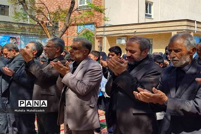 اقامه نماز جماعت با حضور مدیرکل آموزش و پرورش خراسان رضوی در مراسم اختتامیه طرح گامهای عاشقی