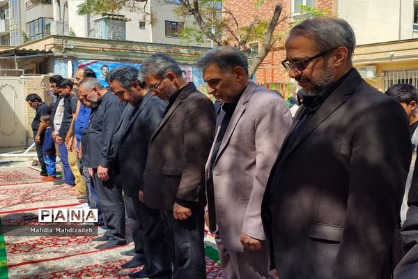 اقامه نماز جماعت با حضور مدیرکل آموزش و پرورش خراسان رضوی در مراسم اختتامیه طرح گام‌های عاشقی
