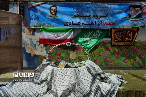اقامه نماز جماعت با حضور مدیرکل آموزش و پرورش خراسان رضوی در مراسم اختتامیه طرح گام‌های عاشقی