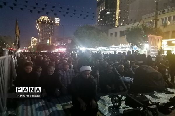 اجتماع مردم عزادار از زائر و مجاور در آخرین روز از ماه صفر به مناسبت شهادت امام رضا(ع) در مشهد مقدس