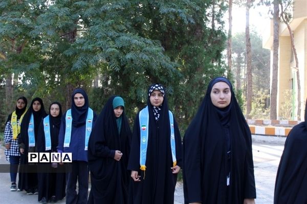 مراسم صبحگاه در اردوی تشکیلاتی یاور‌مربیان عضو سازمان دانش‌آموزی استان اصفهان
