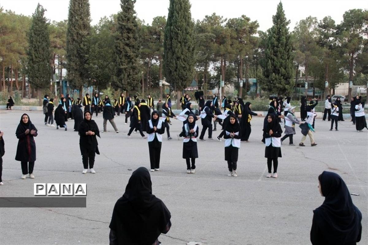 مراسم صبحگاه در اردوی تشکیلاتی یاور‌مربیان عضو سازمان دانش‌آموزی استان اصفهان