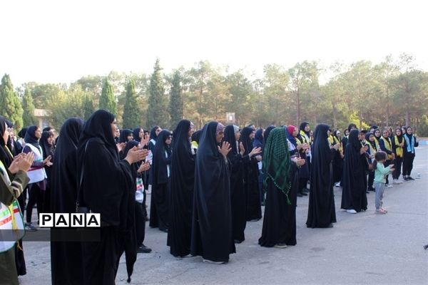 مراسم صبحگاه در اردوی تشکیلاتی یاور‌مربیان عضو سازمان دانش‌آموزی استان اصفهان