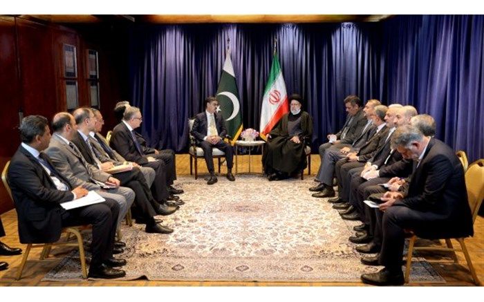 رئیسی: مسئولان ایران و پاکستان روش‌های مبتکرانه را برای تسریع در رفع موانع گسترش روابط فمابین به‌کار گیرند
