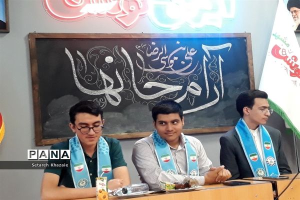 گفتمان دانش‌آموزان و کارشناسان مشاوره با محوریت نوشت افزار ایرانی