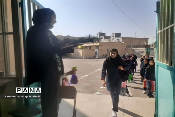 استقبال دانش‌آموزان از بازگشایی مدارس در قادرآباد