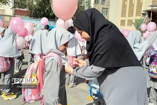 نواختن زنگ جشن شکوفه‌ها در دبستان کودک مسلمان و داورزنی شهرستان‌قرچک