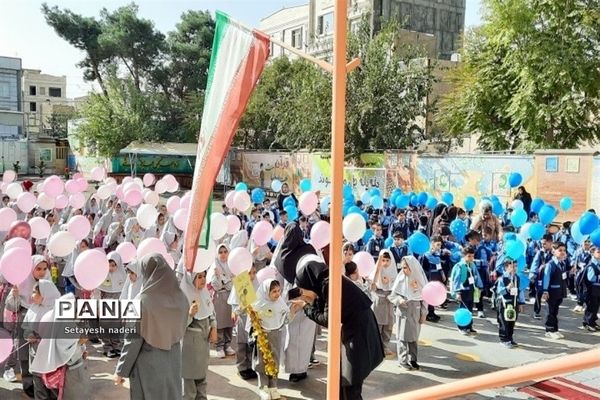 نواختن زنگ جشن شکوفه‌ها در دبستان کودک مسلمان و داورزنی شهرستان‌قرچک