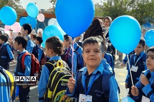 نواختن زنگ جشن شکوفه‌ها در دبستان کودک مسلمان و داورزنی شهرستان‌قرچک