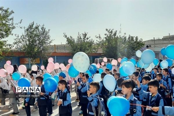 نواختن زنگ جشن شکوفه‌ها در دبستان کودک مسلمان و داورزنی شهرستان‌قرچک