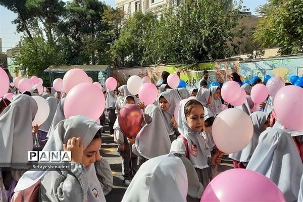 نواختن زنگ جشن شکوفه‌ها در دبستان کودک مسلمان و داورزنی شهرستان‌قرچک