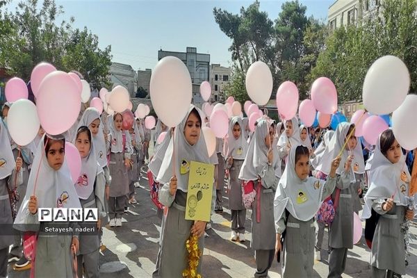 نواختن زنگ جشن شکوفه‌ها در دبستان کودک مسلمان و داورزنی شهرستان‌قرچک