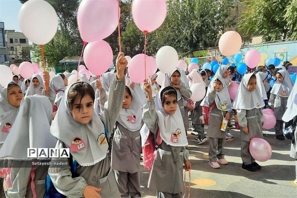 نواختن زنگ جشن شکوفه‌ها در دبستان کودک مسلمان و داورزنی شهرستان‌قرچک