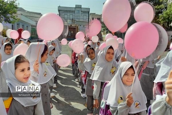 نواختن زنگ جشن شکوفه‌ها در دبستان کودک مسلمان و داورزنی شهرستان‌قرچک