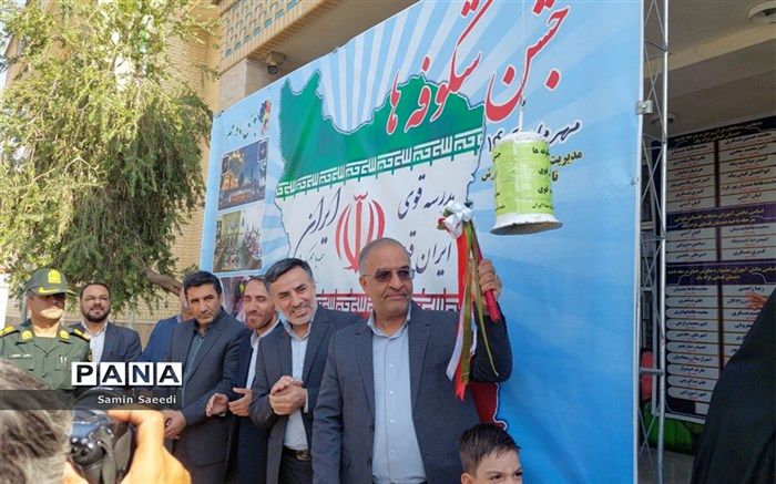 جشن شکوفه‌ها در دبستان شهید فسایی‌نژاد ناحیه ۳ شیراز/ فیلم