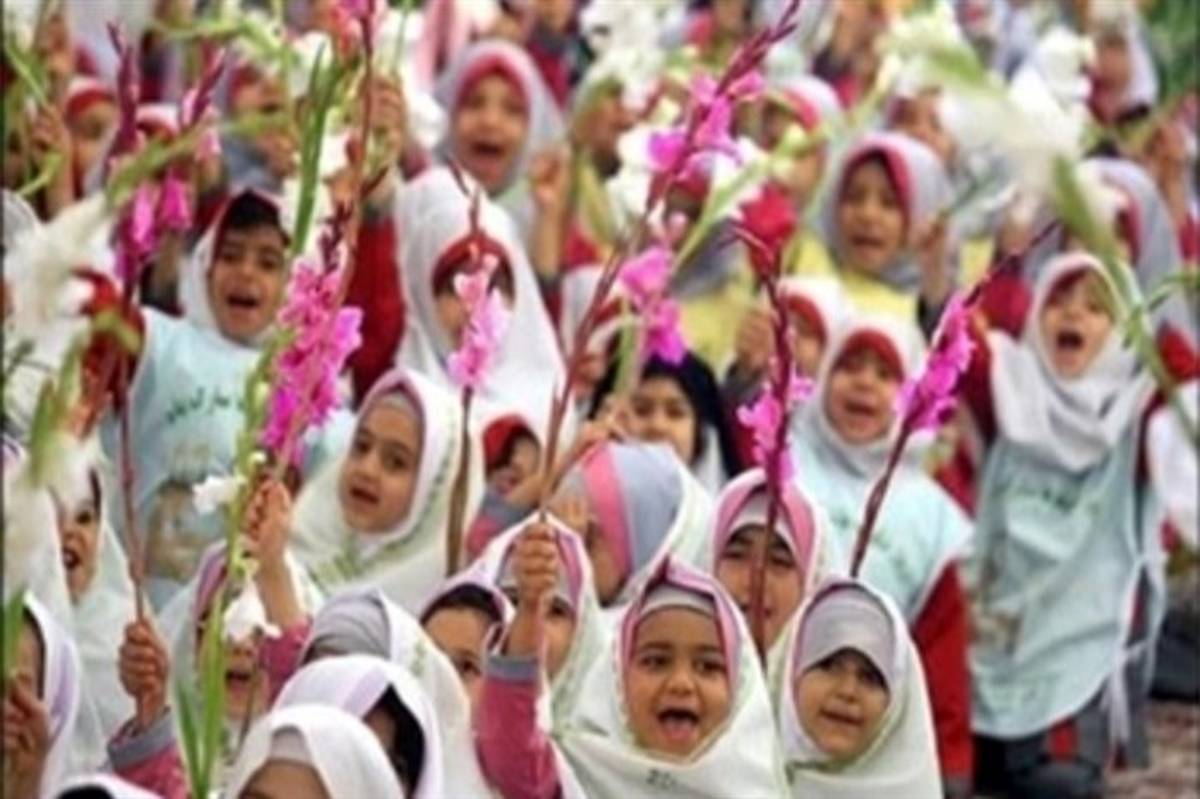 نواختن زنگ جشن شکوفه‌ها در محمود‌آباد/فیلم