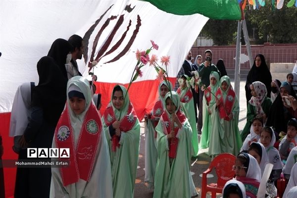 برپایی جشن شکوفه‌ها در دبستان 22 بهمن آباده