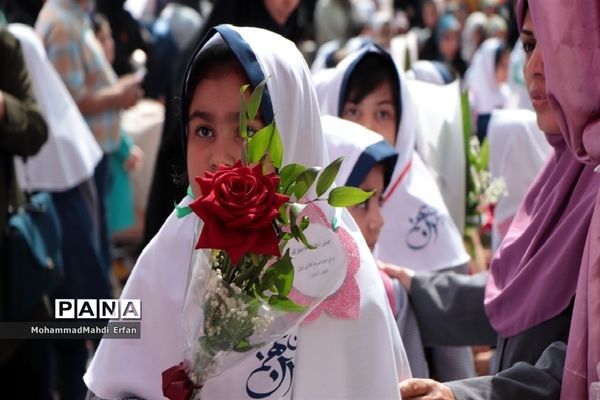 برپایی جشن شکوفه‌ها در دبستان 22 بهمن آباده