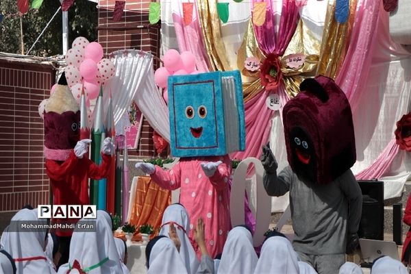 برپایی جشن شکوفه‌ها در دبستان 22 بهمن آباده