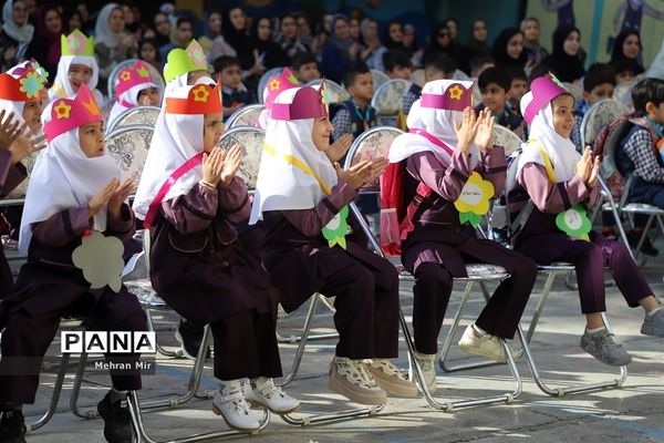 جشن شکوفه‌ها با حضوردانش‌آموزان کلاس اولی در گلستان