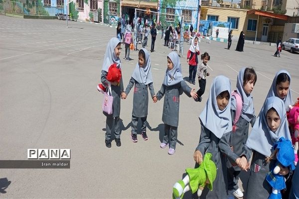 برگزاری جشن شکوفه‌ها در دبستان لطیفه