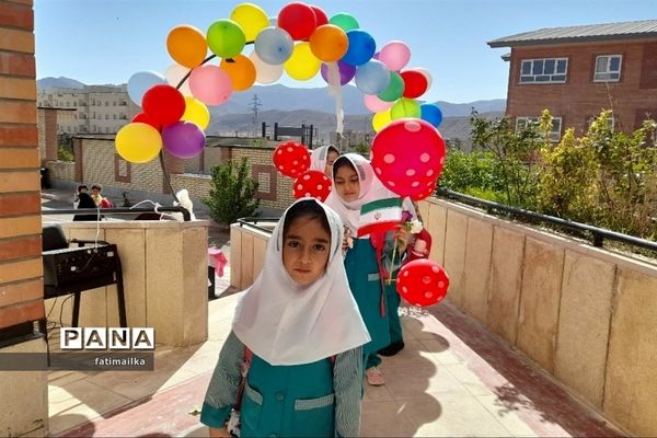 آیین جشن شکوفه‌ها در دبستان صدیقه کبری ( س) شهرستان فیروزکوه