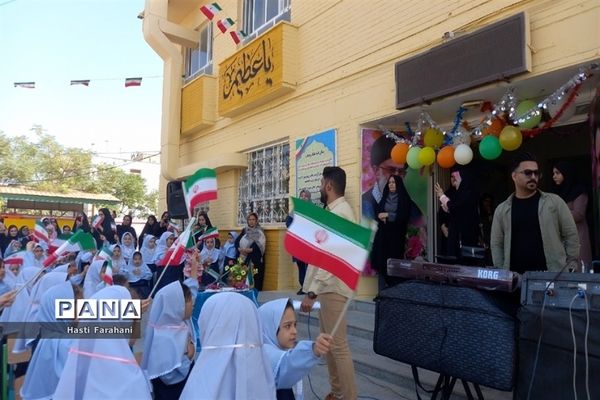 برگزاری جشن‌شکوفه‌ ها در مدرسه شاهد قرچک