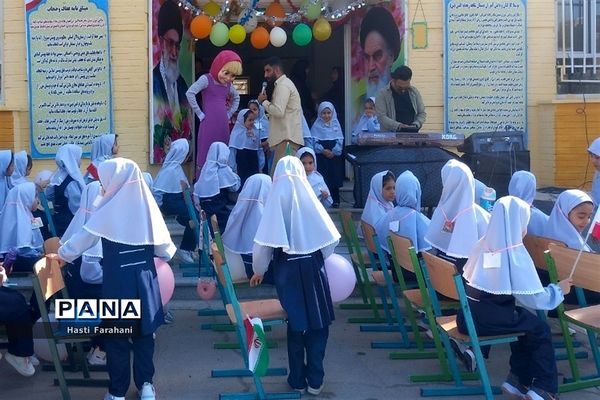 برگزاری جشن‌شکوفه‌ ها در مدرسه شاهد قرچک