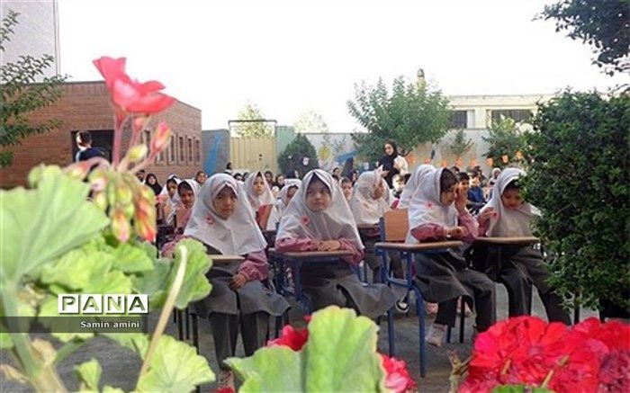 جشن شکوفه‌ها برای ۱۳۰۰ دانش‌آموز کلاس اولی در رودهن برگزار شد/فیلم