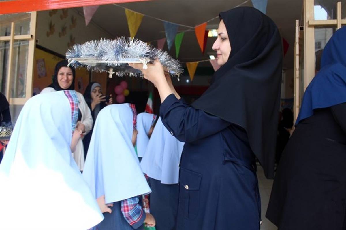 برگزاری جشن شکوفه‌ها در دبستان دخترانه شهید عبدالهی شهر دامنه فریدن/فیلم