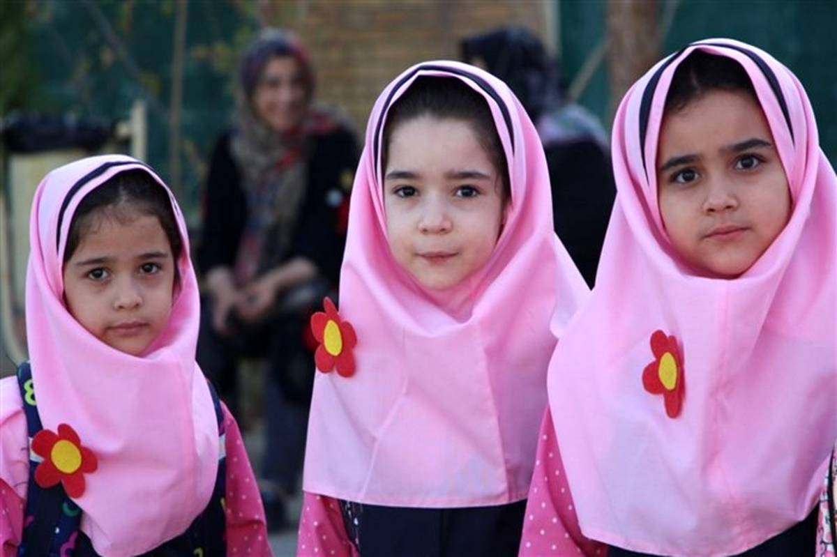 برگزاری جشن شکوفه‌ها در مدرسه نیمه شعبان شهر سمنان/ فیلم